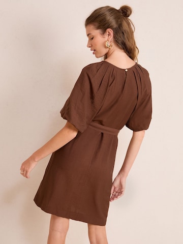 Friends Like These Kleid in Braun