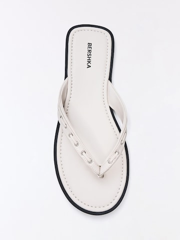 Flip-flops de la Bershka pe alb