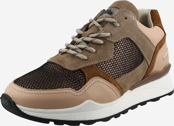 Baskets basses BULLBOXER en beige : devant