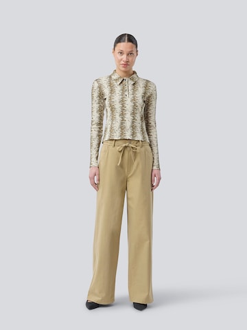 T-shirt modström en beige