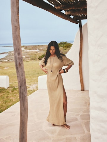 Next - Vestido de punto en oro: frente