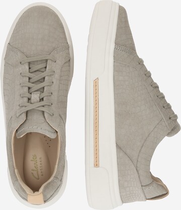 Sneaker bassa 'Hollyhock Walk' di CLARKS in grigio