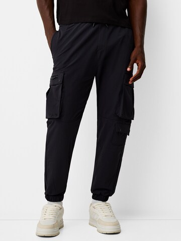 Effilé Pantalon cargo Bershka en noir : devant