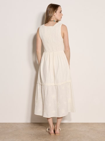 Robe ' ' Apricot en beige