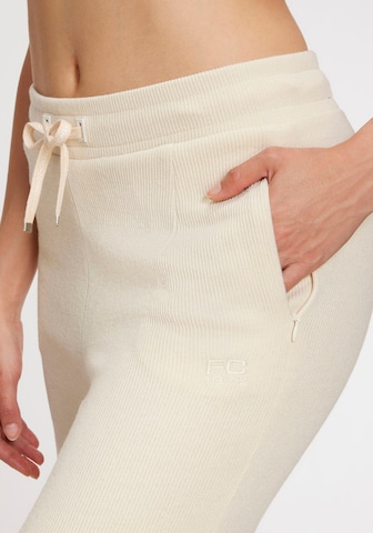 regular Pantaloni di FRENCH CONNECTION in bianco