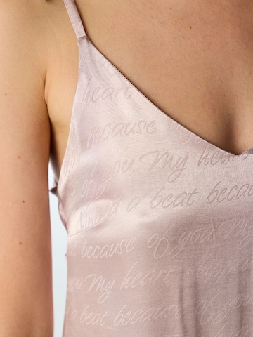 Penti Koszula nocna 'PENTI Pastel Dreamy Satin Nachthemd mit Slogan-Print' w kolorze różowy