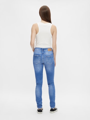 PIECES Skinny Jeans 'DELLY' in Blau