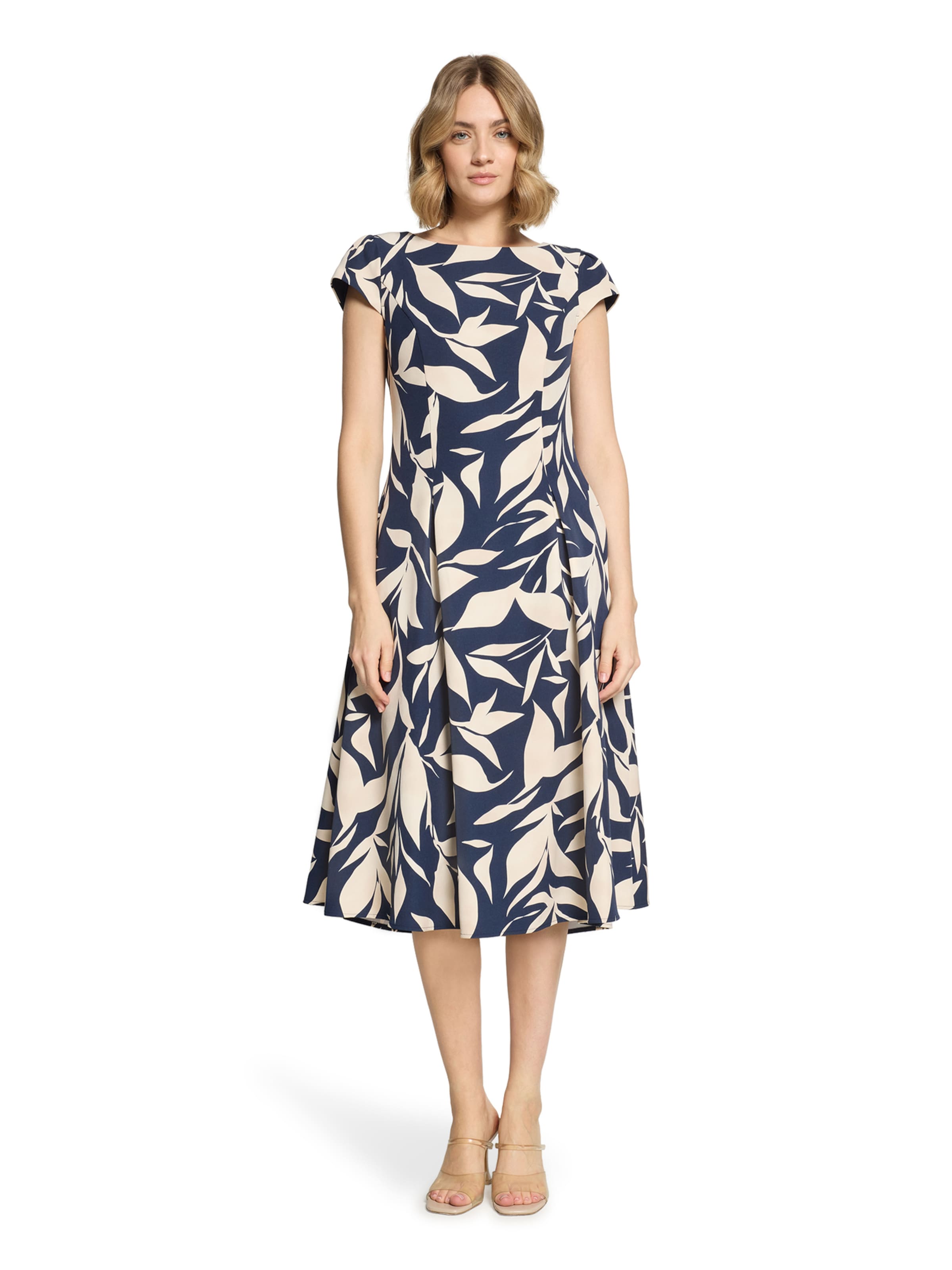 Robe de cocktail Betty & Co en bleu : devant