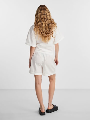 regular Pantaloni 'Kiana' di PIECES in bianco