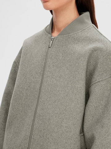 SELECTED FEMME Prehodna jakna 'CELINE' | siva barva