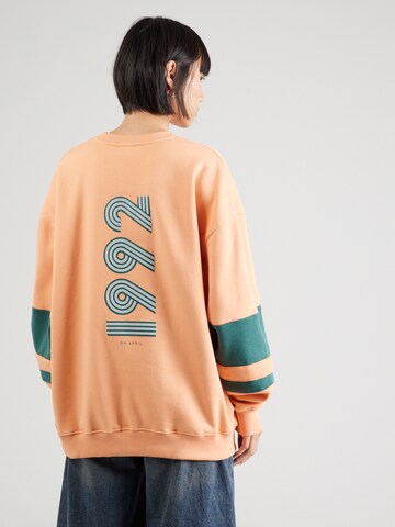 OH APRIL Sweatshirt '1992' in Orange: predná strana