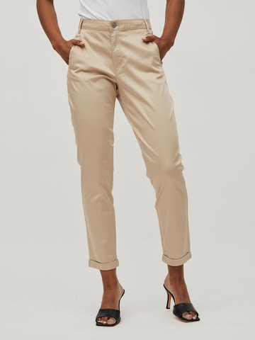 Effilé Pantalon chino VILA en beige : devant