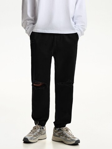 Tapered Jeans di Bershka in nero: frontale