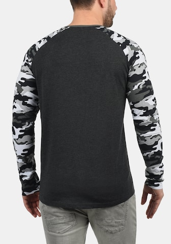 Maglietta 'Cajus' di !Solid in grigio