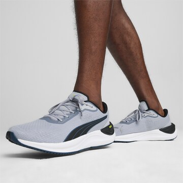 Chaussure de course PUMA en gris : devant