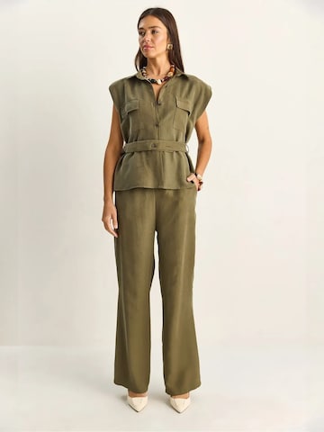 Completo pantalone di Bianco Lucci in verde: frontale