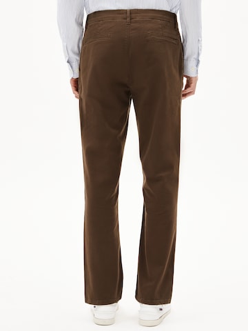 ARMEDANGELS Regular Chino in Bruin
