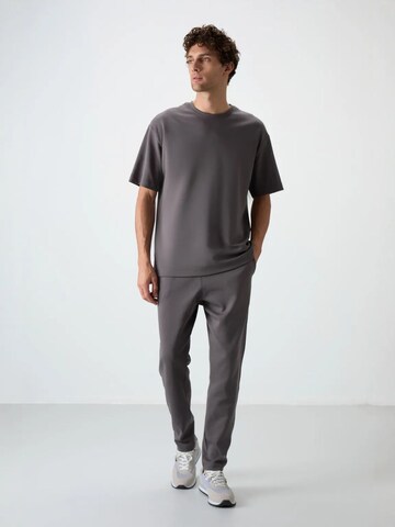 Survêtement Tommy Life en gris : devant