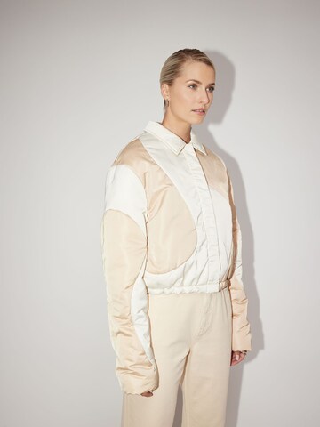 Veste mi-saison 'JULIENA' LeGer by Lena Gercke en beige : sur le côté