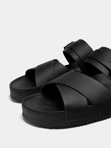 Pull&Bear Sandalen in Schwarz