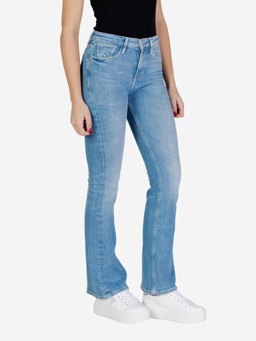 GUESS Bootcut Jeans 'SEXY FLARE W6RA0L D6882' in Blauw