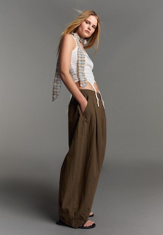 Baggy Pantaloni con pieghe di Bershka in marrone