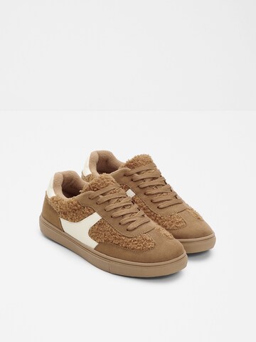 Sneaker bassa di bonprix in marrone