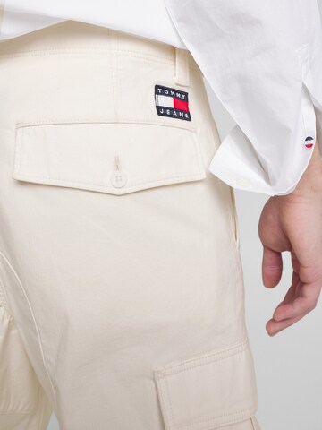 Tommy Jeans Regularen Kargo hlače 'Aiden' | bela barva