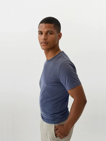 A Question Of (AQO) Bluser & t-shirts 'Anders Tee Garment Dyed' i blå