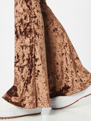 CATWALK JUNKIE - Acampanado Pantalón en marrón