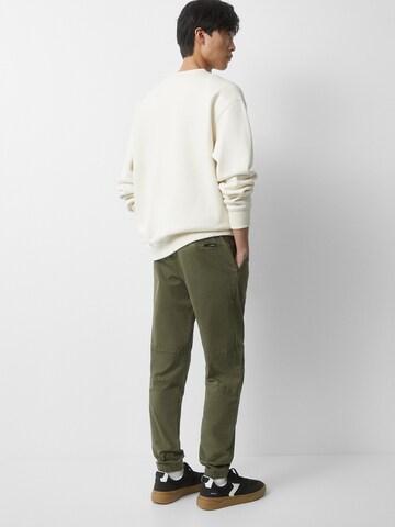 Pull&Bear Tapered Housut värissä vihreä