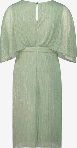 Rochie de cocktail de la Vera Mont pe verde