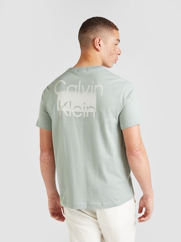 Calvin Klein Тениска в сиво: отпред