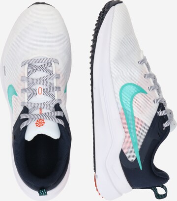 Chaussure de course NIKE en blanc