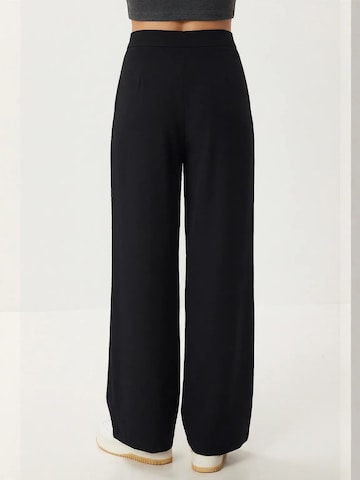 Wide leg Pantaloni di Happiness İstanbul in nero