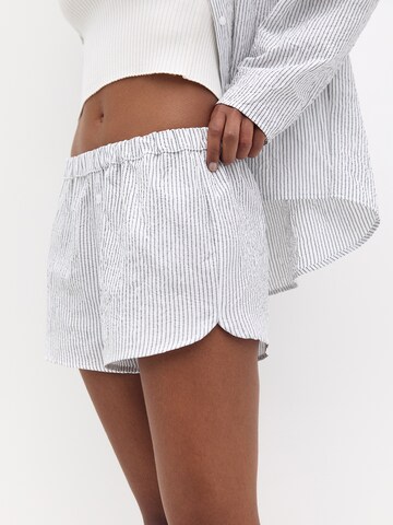 Pull&Bear Regular Shorts in Weiß