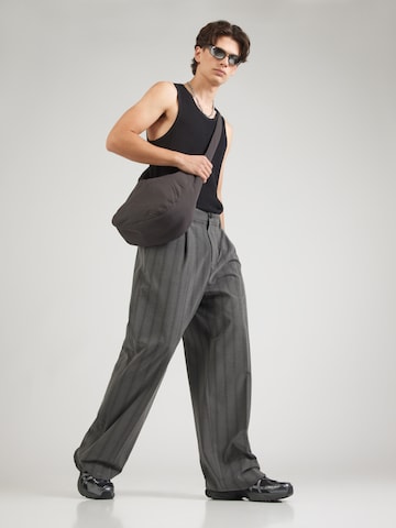 WEEKDAY Loose fit Trousers with creases 'Uno' in Grey