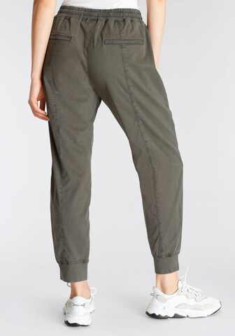 MAC Tapered Bundfaltenhose in Grün