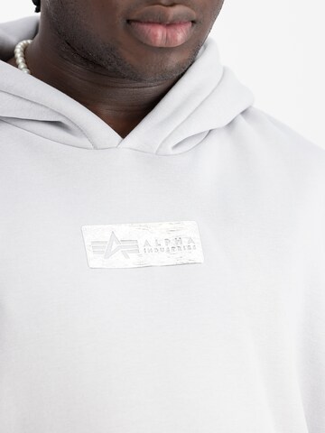 ALPHA INDUSTRIES Sweatshirt i grå
