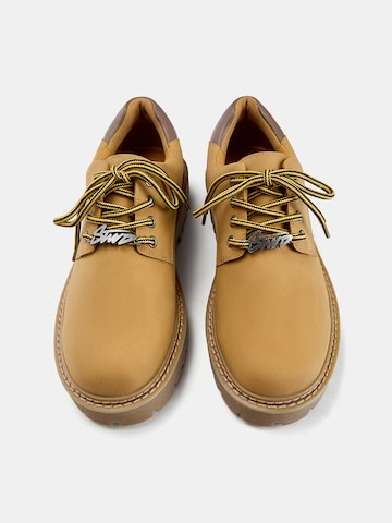 Pantofi cu șireturi de la Pull&Bear pe galben