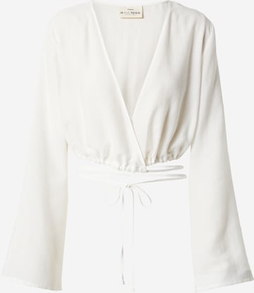 A LOT LESS - Blusa 'Thamara' em branco: frente