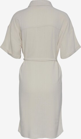 Robe-chemise 'Vinsty' PIECES en blanc