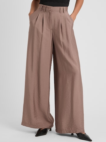 Guido Maria Kretschmer Women Wide leg Παντελόνι πλισέ 'Finja' σε γκρι: μπροστά