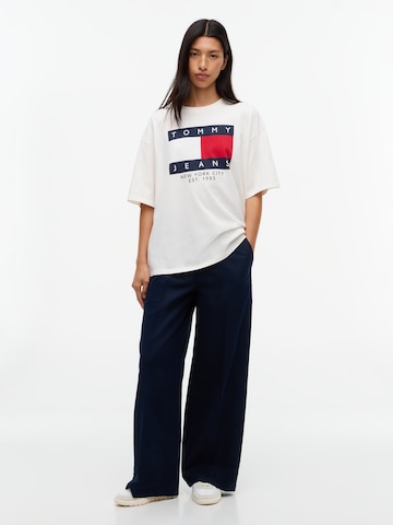 Tricou de la Tommy Jeans pe alb