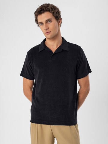 Tricou de la Antioch pe negru
