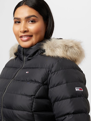 Tommy Jeans Curve Tussenjas 'Essential' in Zwart