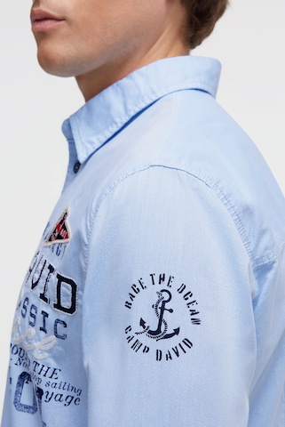 CAMP DAVID Slim Fit Strukturiertes Langarmhemd mit Logo-Applikationen in Blau
