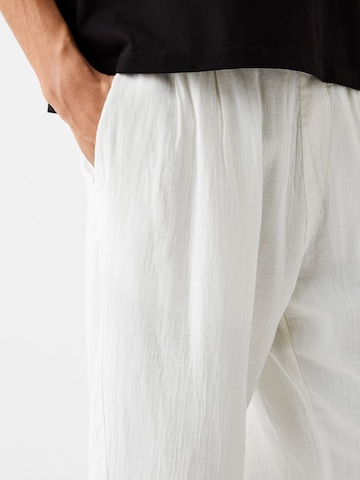 Bershka Lużny krój Spodnie w kolorze biały