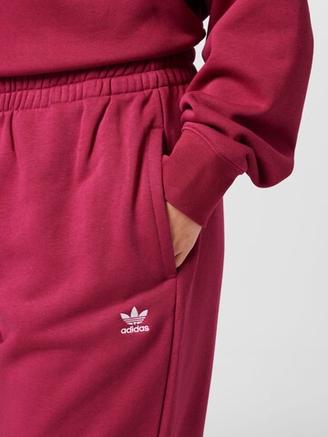 ADIDAS ORIGINALS Zwężany krój Spodnie 'Adicolor Essentials ' w kolorze czerwony