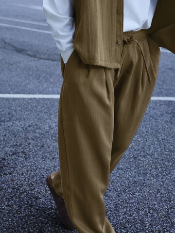 Bershka Baggy Trousers 'RÚSTICO' in Green